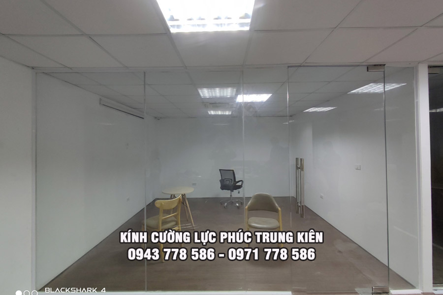 quy trình lắp đặt kính cường lực